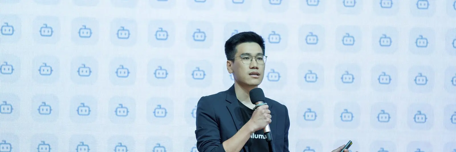 Từ “nhân viên số” đến “đồng nghiệp số”