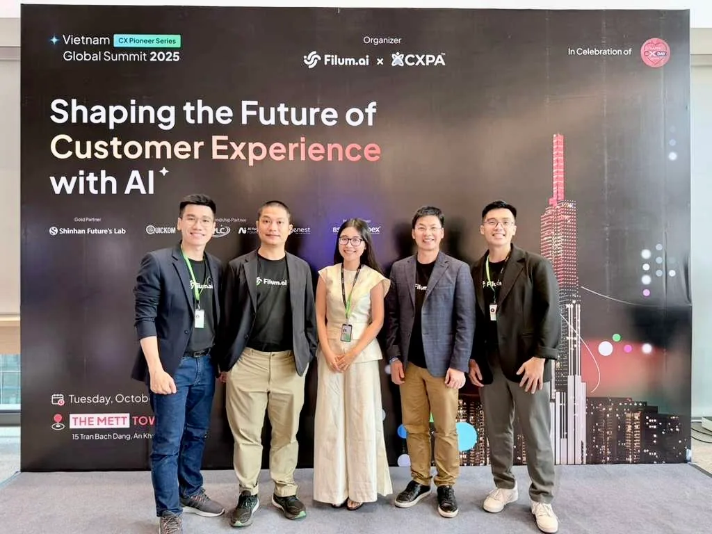 Ban tổ chức trước backdrop VCXP 2025