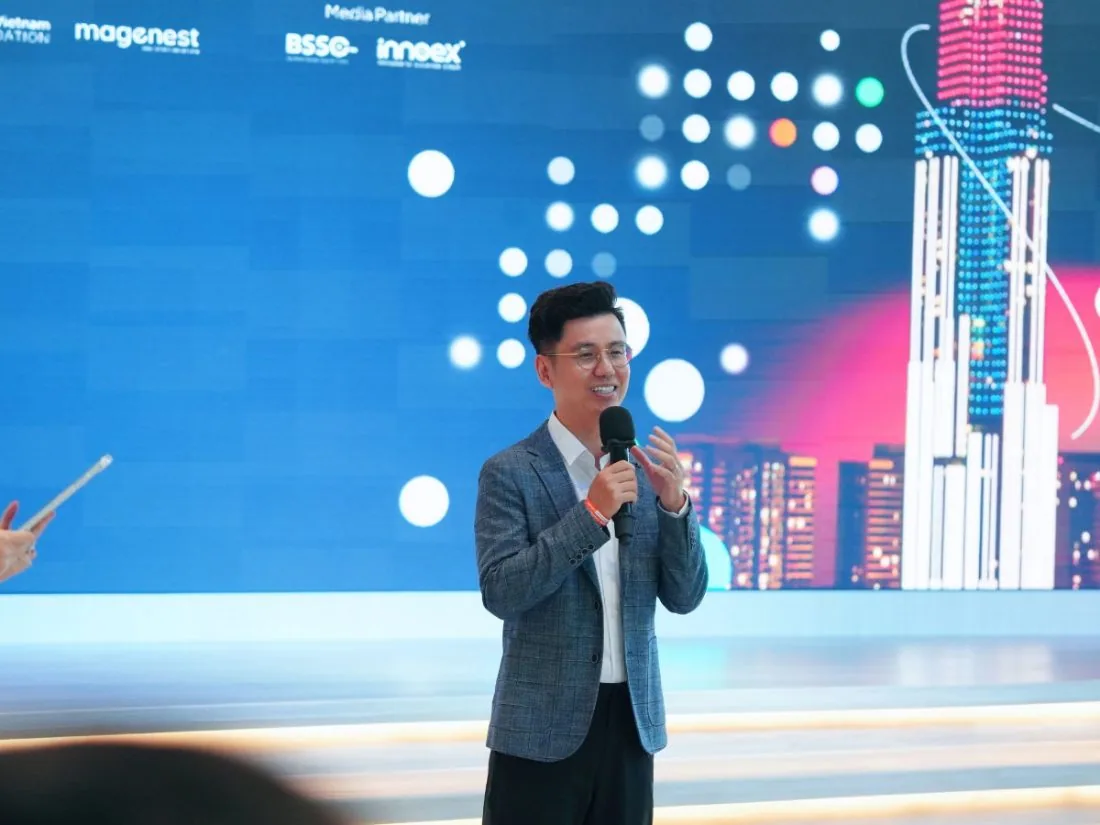 Diễn giả trình bày trên sân khấu